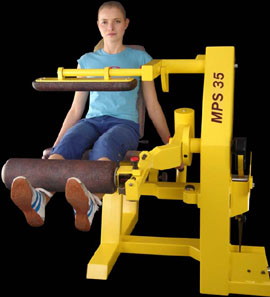 Beinstrecker Maschine sitzend und halb liegend